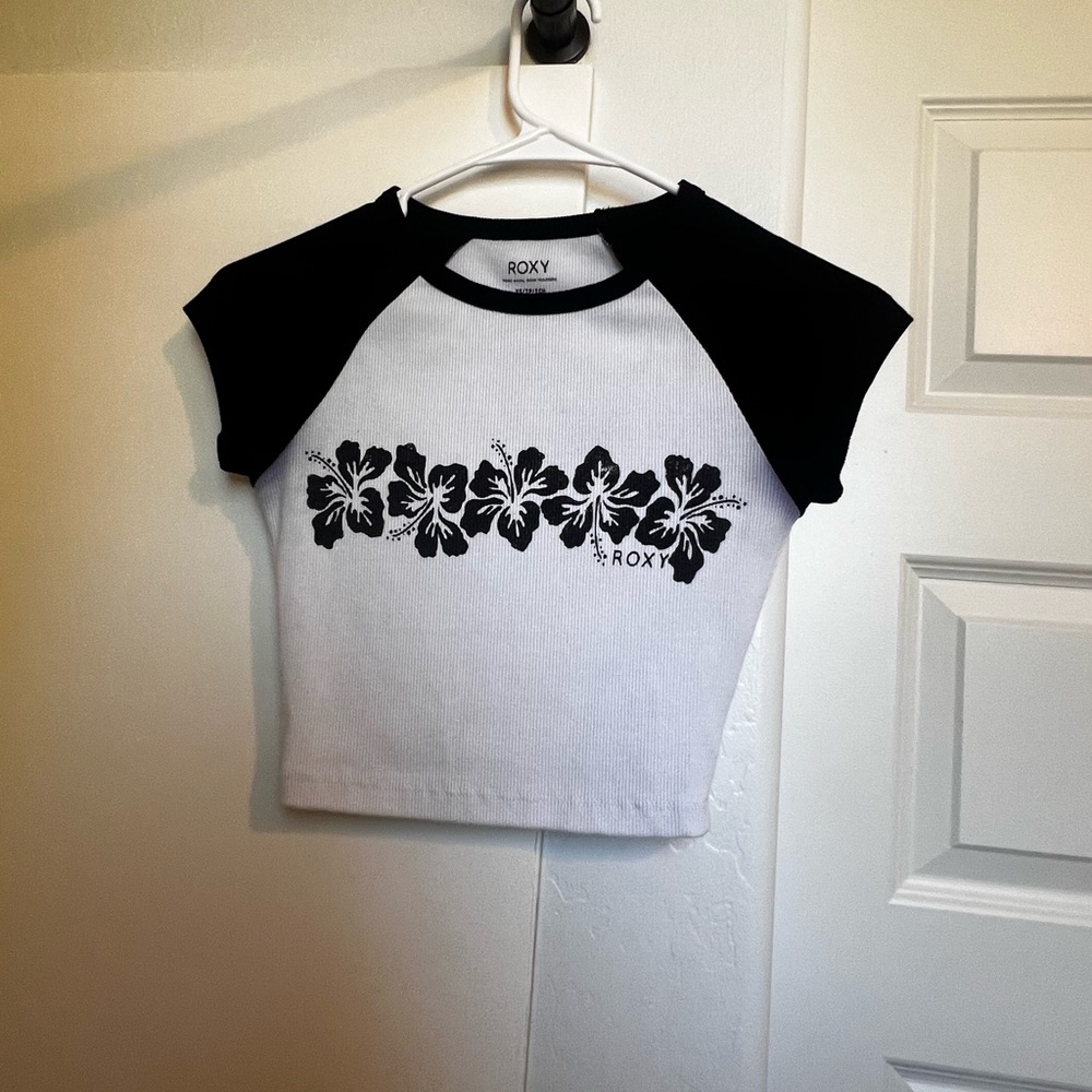 Black and white hibiscus crop from Roxy